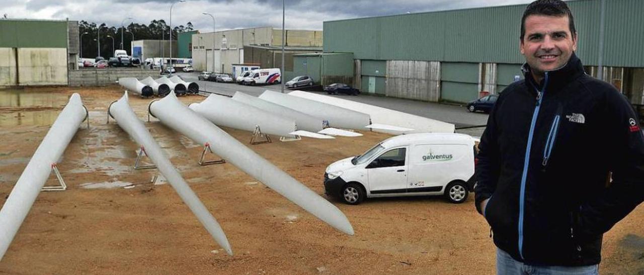 Carlos Vázquez, en el solar de Sete Pías donde la empresa custodia las palas de aerogeneradores. // Iñaki Abella