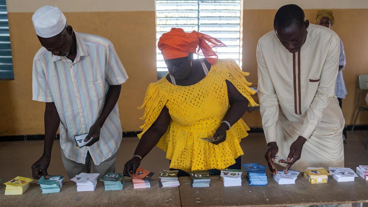 Senegal acude masivamente a las urnas para las elecciones presidenciales aplazadas.