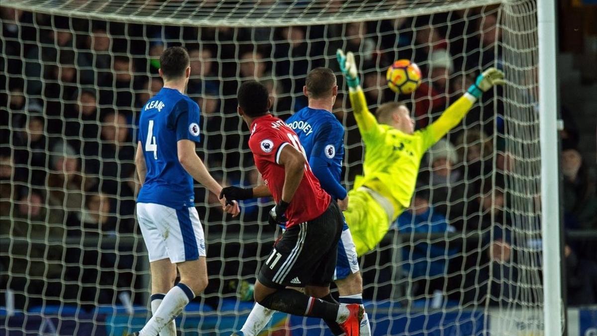 Martial marca el primer gol del Manchester United al Everton