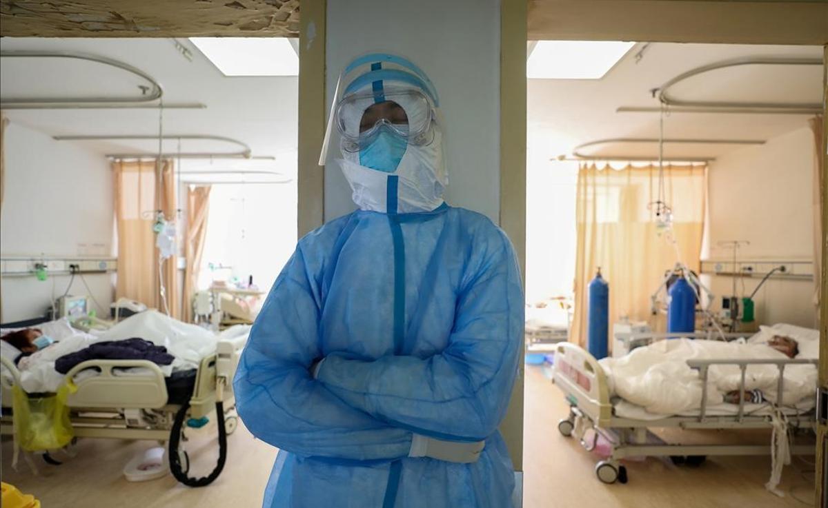 Un médico descansa un momento de su actividad diaria en el Hospital de la Cruz Roja en Wuhan.