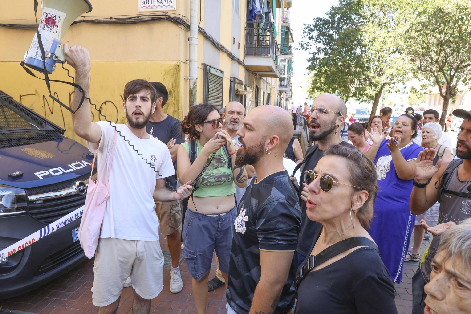 Desahucian en Alicante a una familia con un niño de 6 años que sufre parálisis cerebral