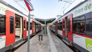 Dos trenes de FGC en la estación de Olesa de Montserrat
