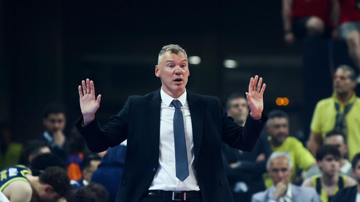 ATHENS (Greece), 22/05/2026.- Fenerbahce's coach Saras Jasikevicius reacts during the EuroLeague Basketball Final Four semi-finals match Olympiacos against Fenerbahce, in Athens, Greece, 22 May 2026. (Baloncesto, Euroliga, Grecia, Atenas) EFE/EPA/GEORGIA PANAGOPOULOU