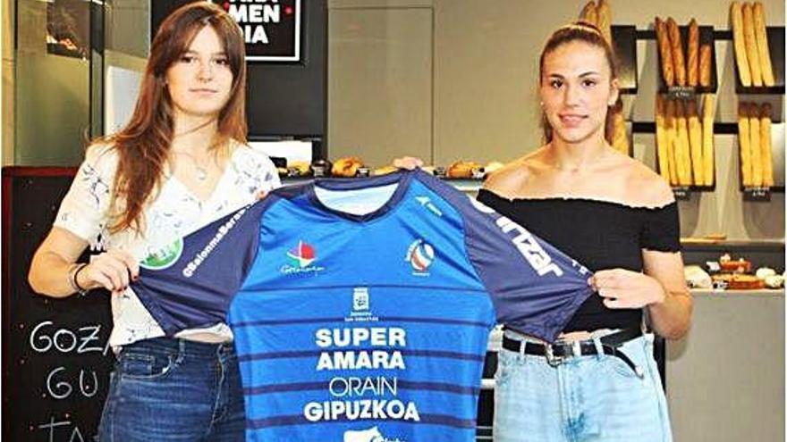 Ainhoa Etxeberría y María Prieto O´Mullony fueron presentadas ayer como jugadoras del club vasco.