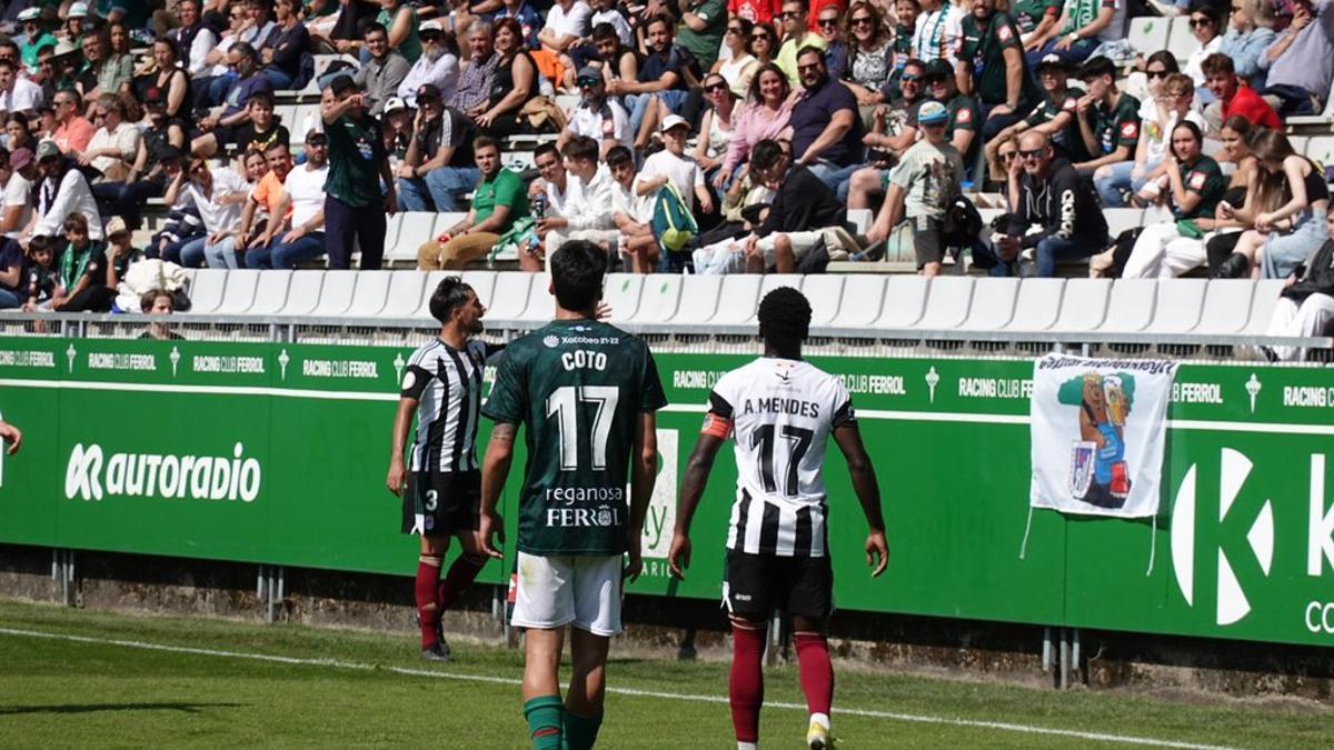 El blanquinegro Carlos Cordero pide el balón a la grada para sacar de banda.