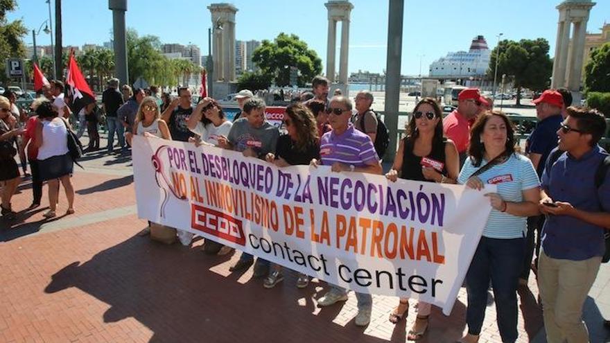 La concentración de delegados sindicales del sector de Contact Center celebrada ayer en la plaza de la Marina.