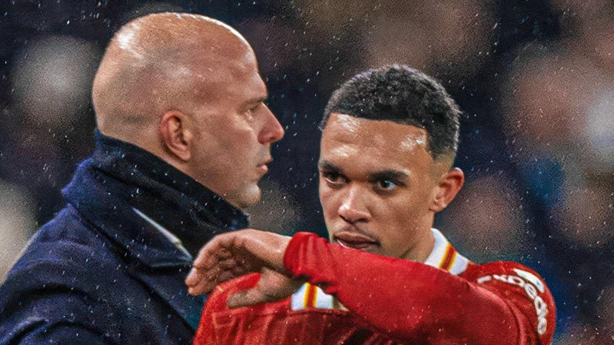 Arne Slot, con Alexander-Arnold tras el empate en el clásico inglés