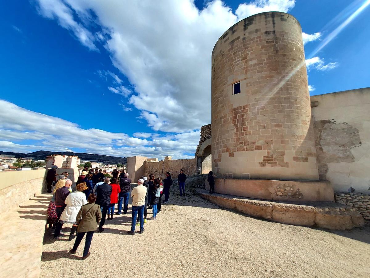 Visitas al castillo de Elda.