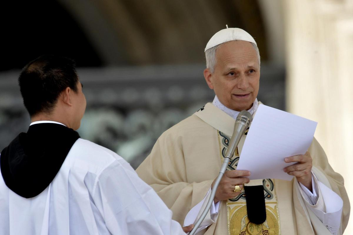Archivo - El Papa León XIV durante la misa de inicio de su Pontificado, en la plaza de San Pedro, a 17 de mayo de 2025, en Ciudad del Vaticano. Con esta ceremonia se marca el inicio del ministerio petrino del estadounidense Robert Prevost, el Papa León XI