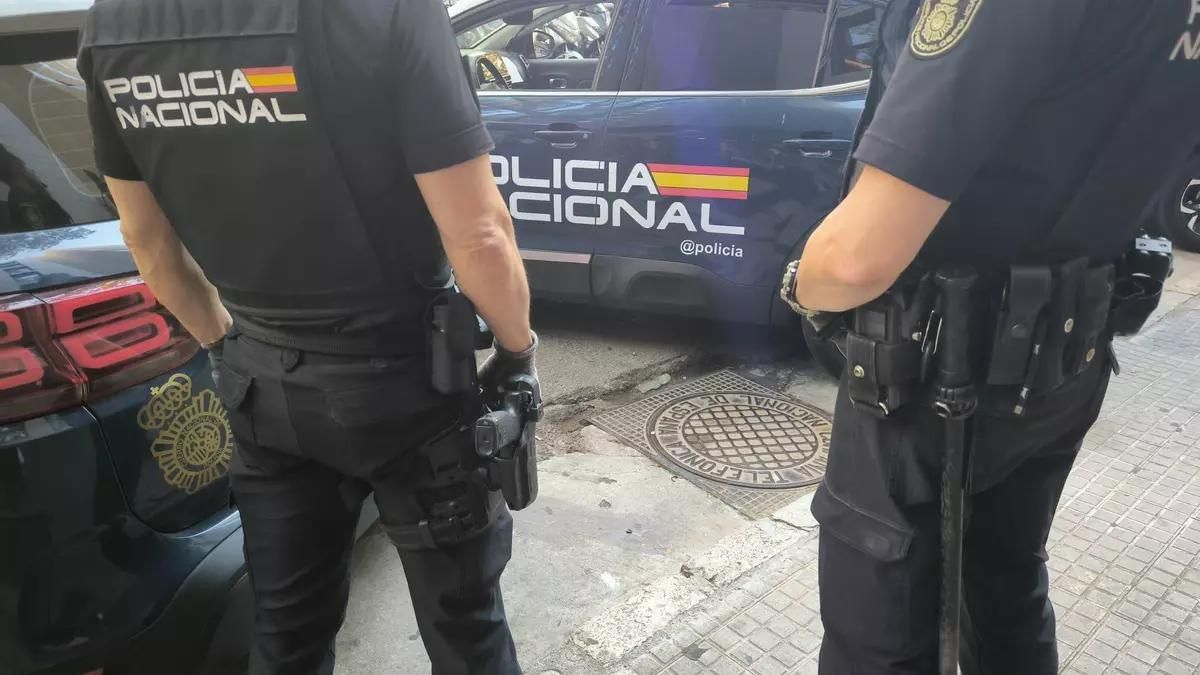 Agents de la Policia Nacional durant una actuació policial.