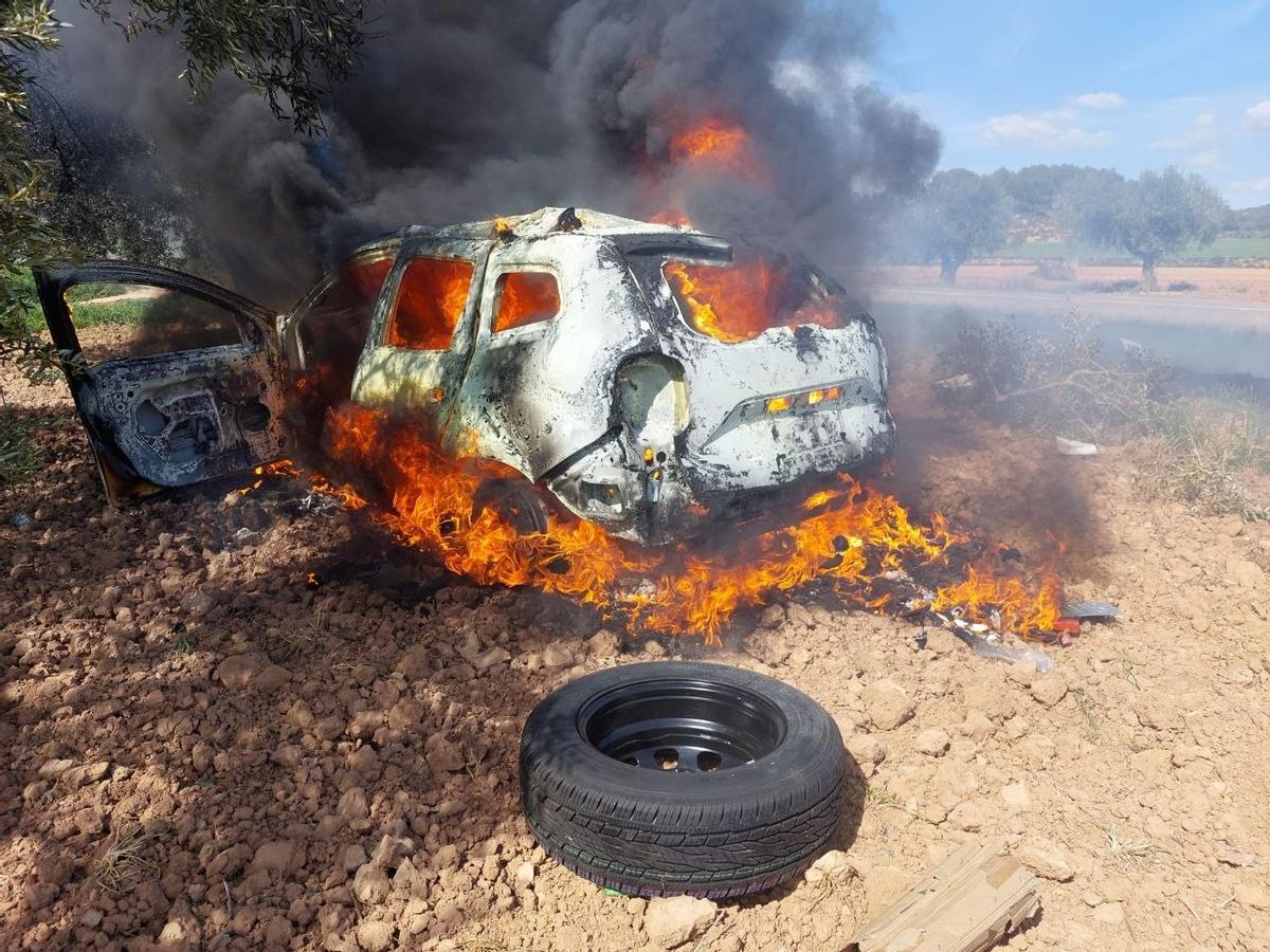 El coche calcinado tras el accidente en Pira