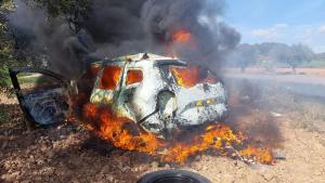El coche calcinado tras el accidente en Pira