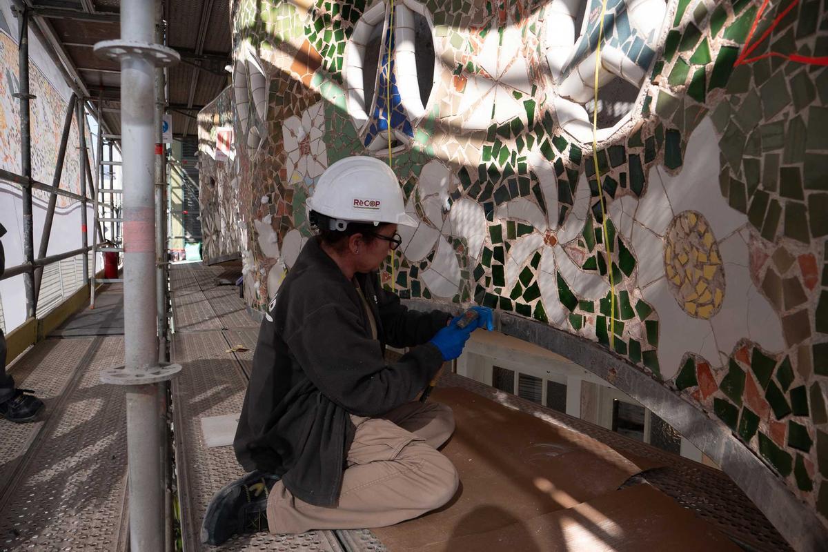El 'trencadís' de la fachada posterior de la Casa Batlló, en plena restauración.