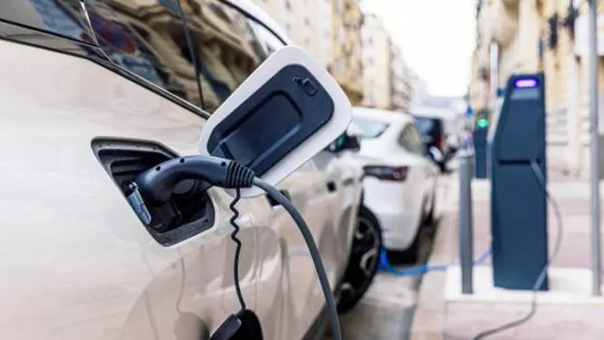 Los vehículos electrificados representan casi el 20% del parque automovilístico y los eléctricos puros consiguen un récord "histórico"