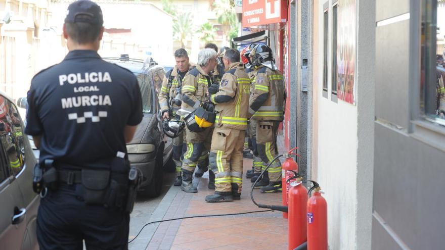 Arde un transformador en el centro de Murcia y deja sin energía a varios edificios