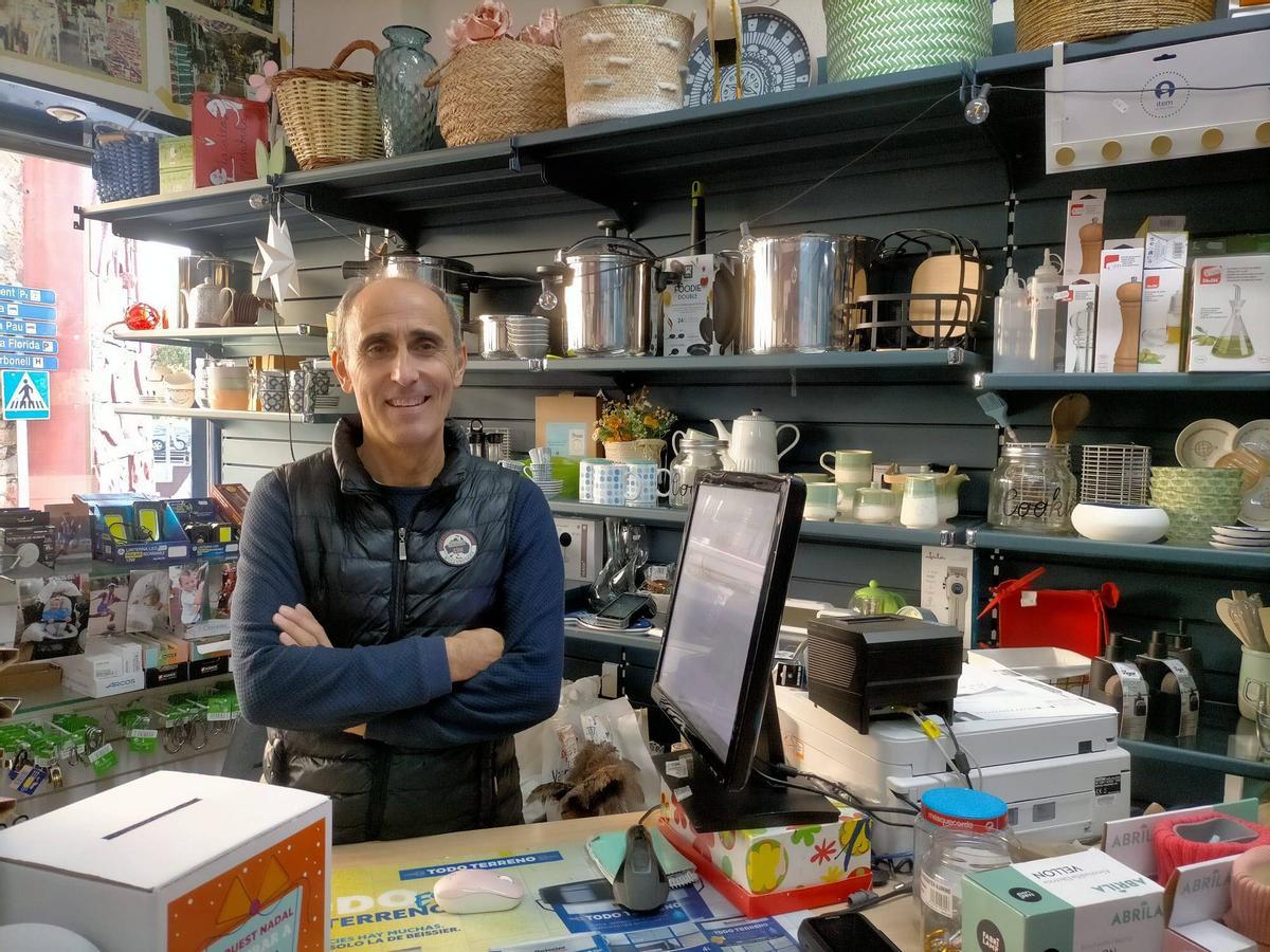 Plácido i la seva dona estan al capdavant de la Botiga Laura, a Llançà, des del 1993.