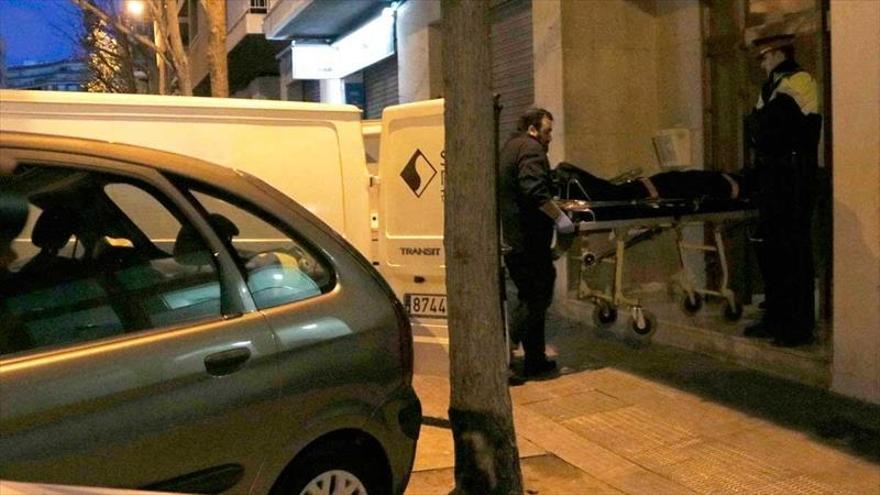 Un hombre asesina a su esposa en Reus y después se tira por el balcón