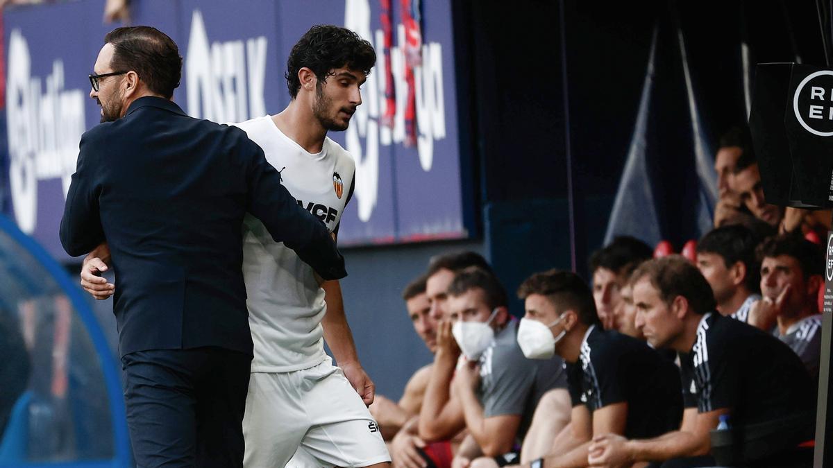 Guedes y Bordalás, durante un cambio