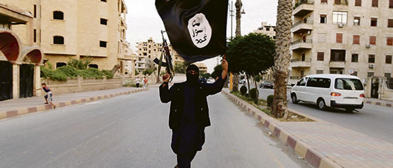 Un terrorista del Daesh en Al Raqa (Siria), capital del ISIS.  // Stringer