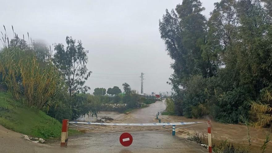 Uno de los pasos cortados en Mijas.