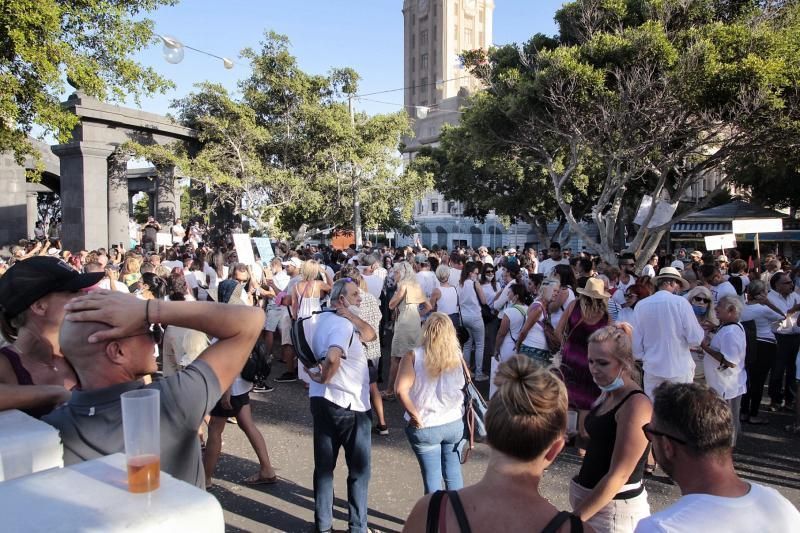 Concentración contra las mascarillas y las vacunas Santa Cruz de Tenerife  | 16/08/2020  | 16/08/2020 | Fotógrafo: María Pisaca Gámez