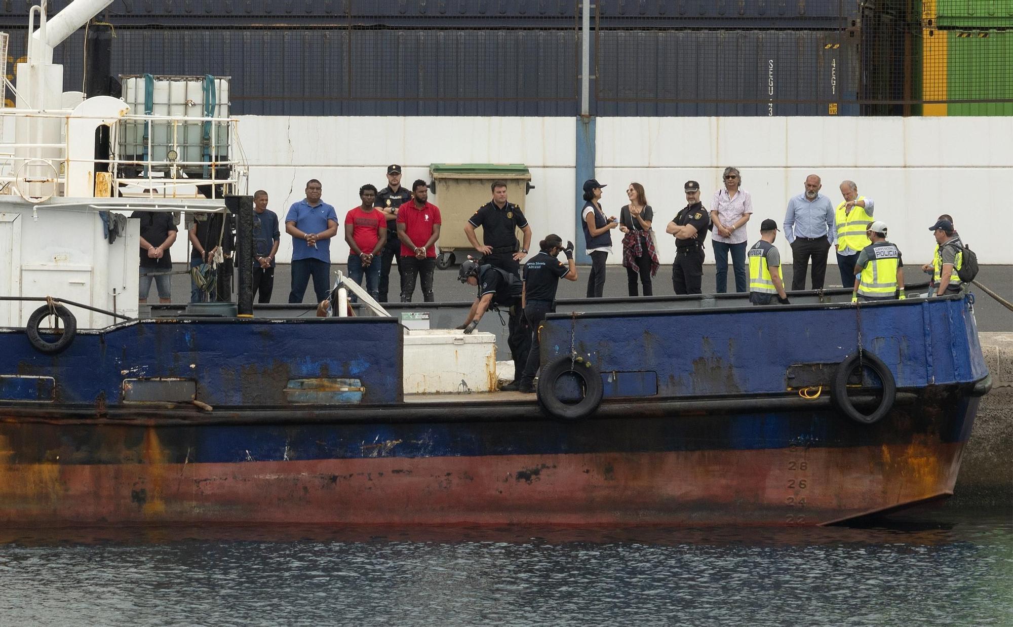 Traslado al Puerto de Arrecife (Lanzarote) del pesquero interceptado con 1.000 kilos de cocaína