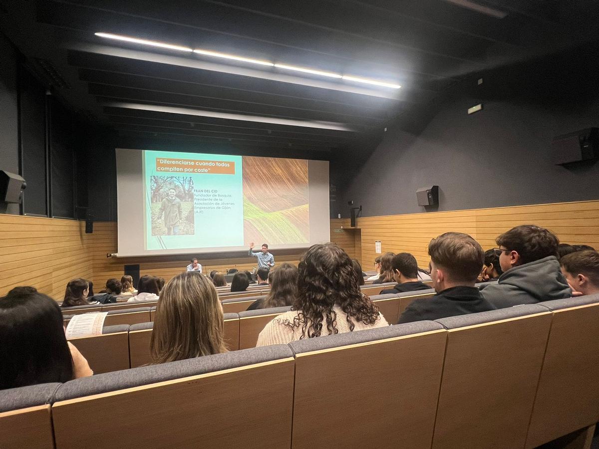 La jornada "Emprendiendo hacia el futuro" del IES Número 1 de Gijón, en imágenes