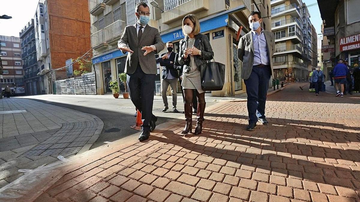 El alcalde de Murcia visitó ayer la última fase de la línea que recrea la antigua muralla.