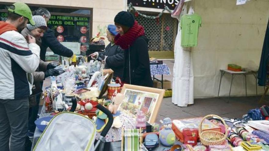 Mercadillo solidario instalado hasta ayer en la plaza de Santa María.