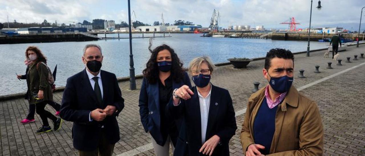 José Manuel Cores Tourís, Susana Lenguas y Rosa Quintana, ayer en el Puerto de Vilagarcía. |   // IÑAKI ABELLA