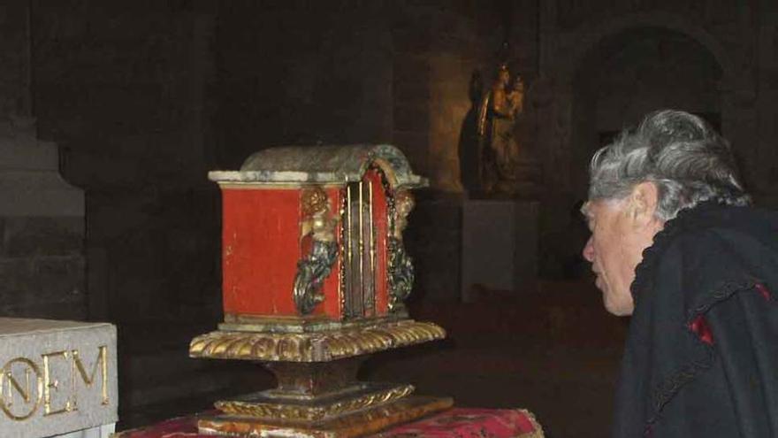 Un hombre observa la reliquia de san Valentín de Toro. Foto