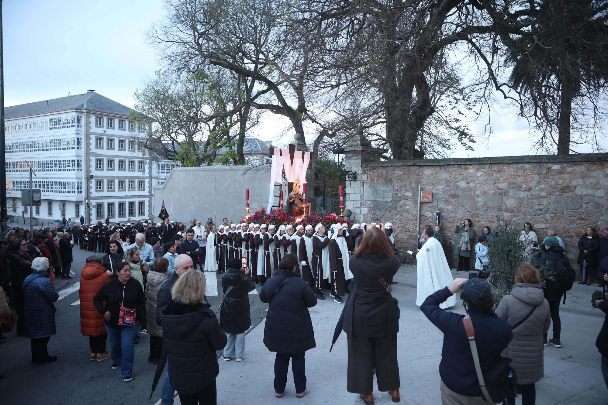 La procesión de la Piedad recorre el centro de A Coruña