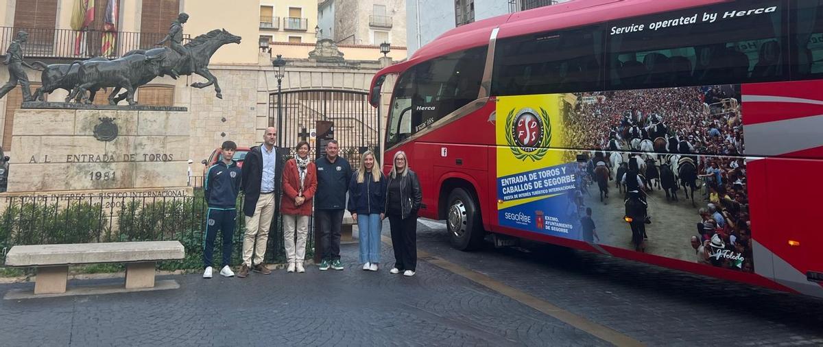 Foto de familia al lado del bus vinilado.