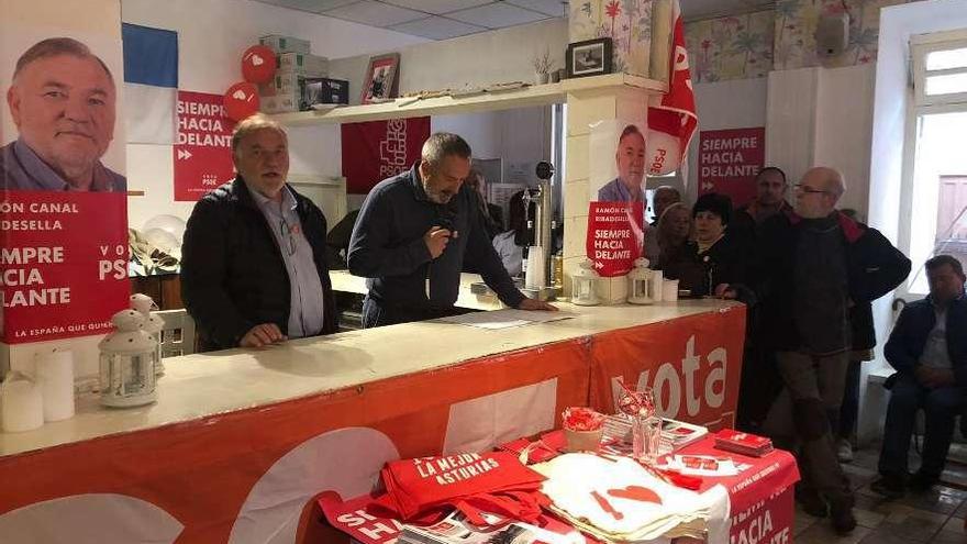 Ramón Canal y José Luis Díaz durante la presentación del programa electoral del PSOE, ayer.