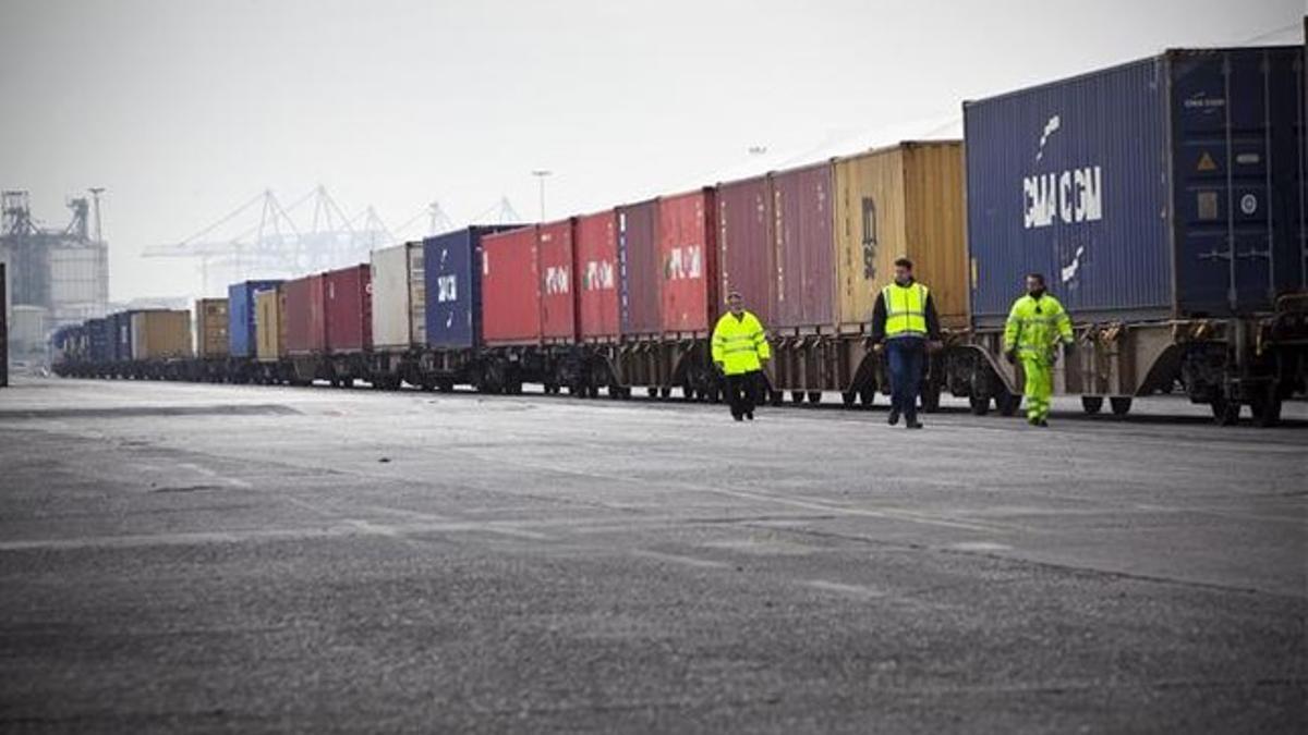 Salida del primer tren de mercancías en la terminal de carga de TCB del puerto con ancho de vía europeo, en enero del 2011.