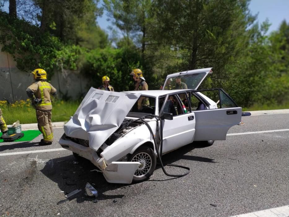 Un cotxe cau del pont de la C-16 i va a parar al m