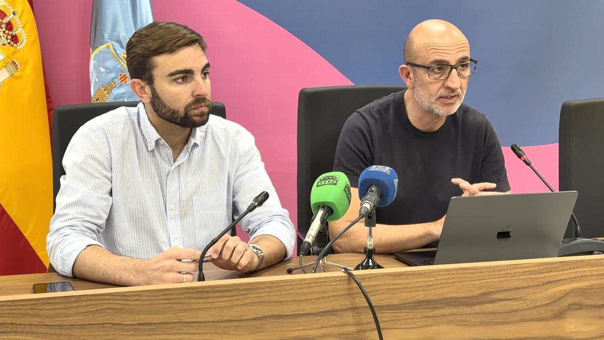 Ricardo Recuero, a la derecha, concejal de Educación de Torrevieja, durante  la comparecencia