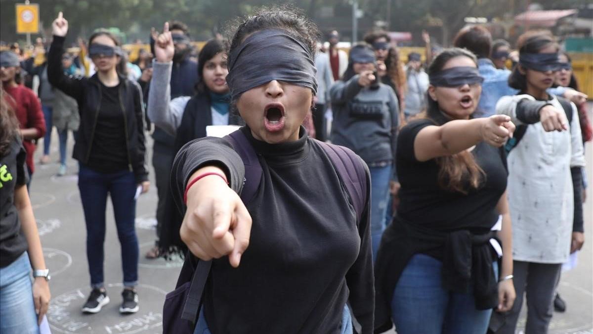 Un grupo de mujeres indias escenifican el himno feminista 'Un violador en tu camino' el pasado diciembre, en Nueva Delhi.