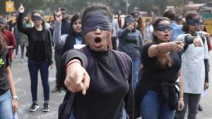 Un grupo de mujeres indias escenifican el himno feminista ’Un violador en tu camino’ el pasado diciembre, en Nueva Delhi. 