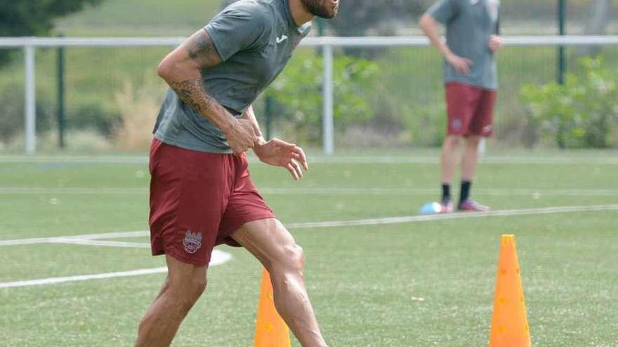 Adrián León, durante un entrenamiento en A Xunqueira esta pretemporada. // Rafa Vázquez