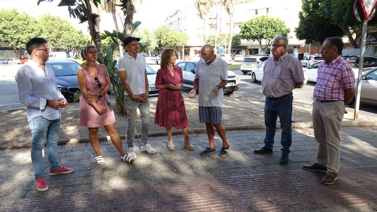 El concejal socialista Jorge Quero con vecinos de Teatinos.