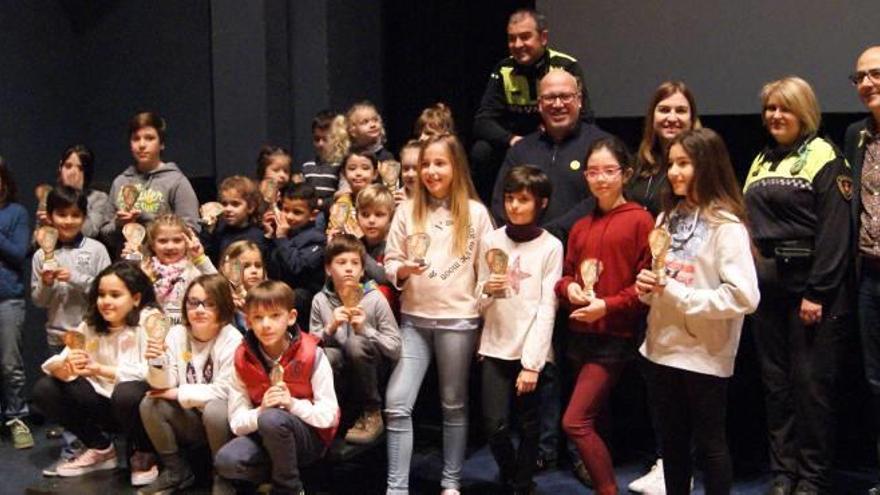 Els alumnes guanyadors del concurs de dibuix, amb representants de la Policia Local.