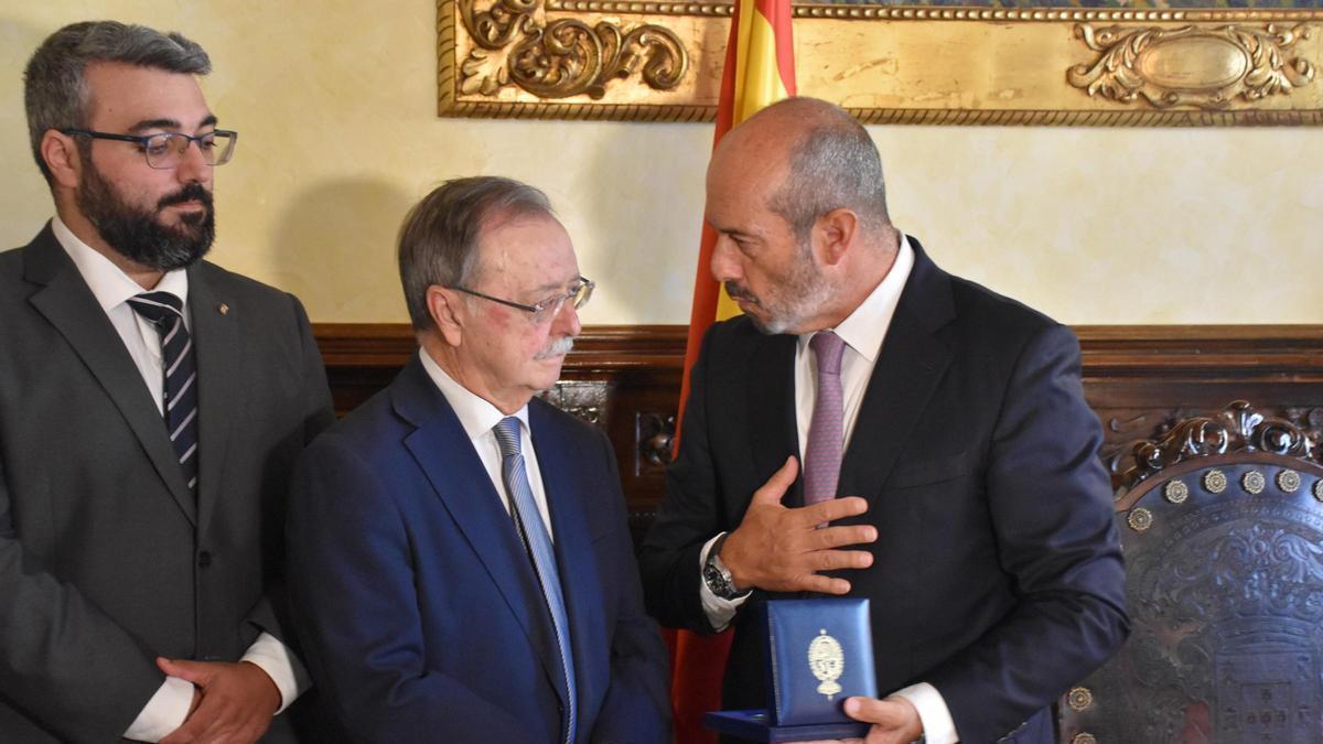 El presidente de Ceuta reclama que se suspenda el derecho al asilo a los migrantes en casos de «invasión»