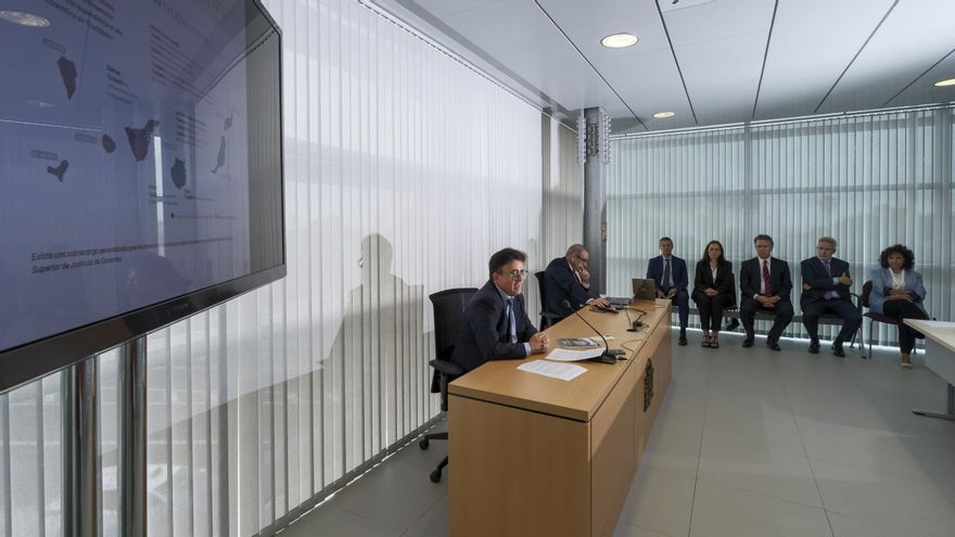 El presidente del TSJC, Juan Luis Lorenzo (i), en la presentación de la memoria junto a la Sala de Gobierno (d).