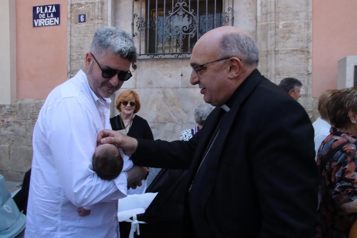 Miles de fieles  participan en el tradicional "Besamanos" a la Virgen de los Desamparados