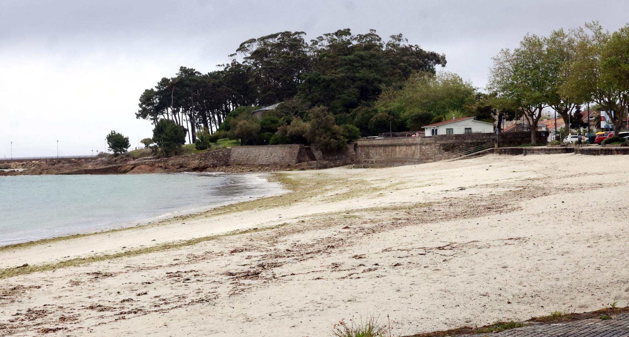 Estado actual de la playa, con el muro a la dcha. y, al fondo, el club de remo.