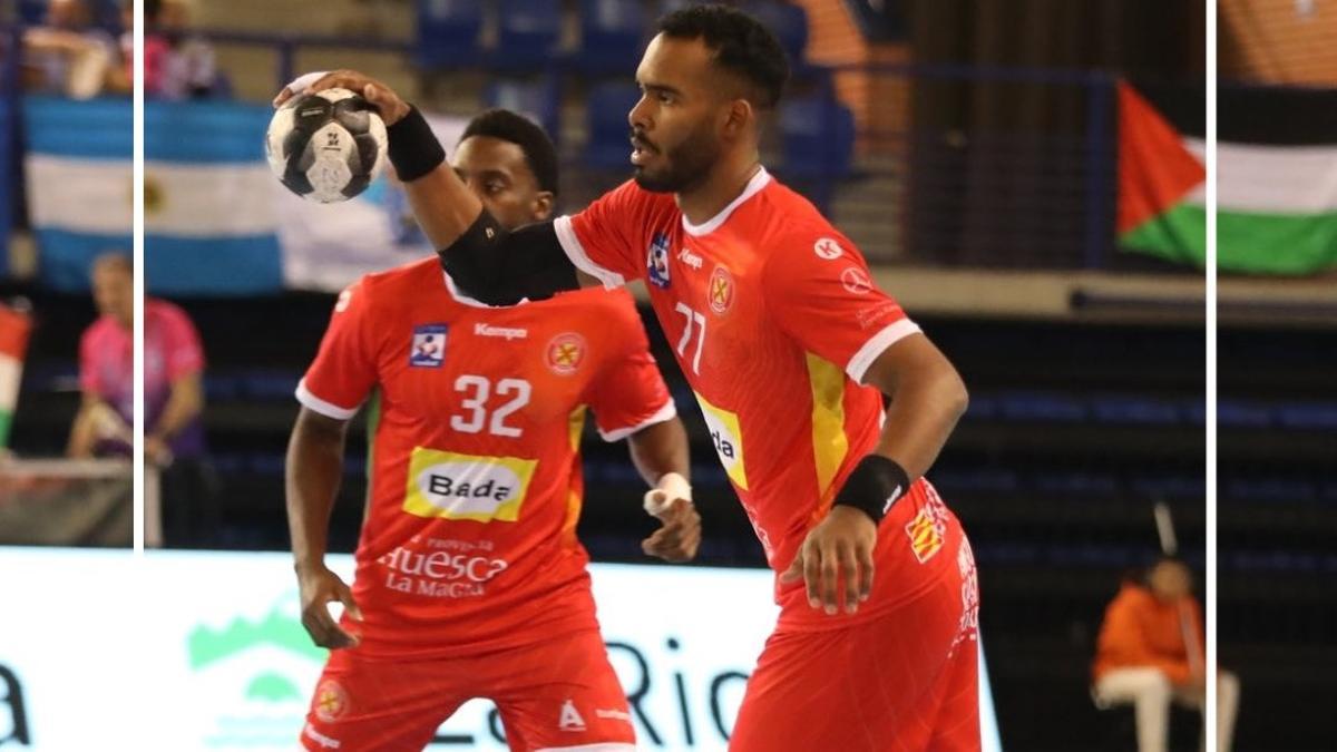 Dos jugadores del Bada, durante un partido de Liga esta temporada.