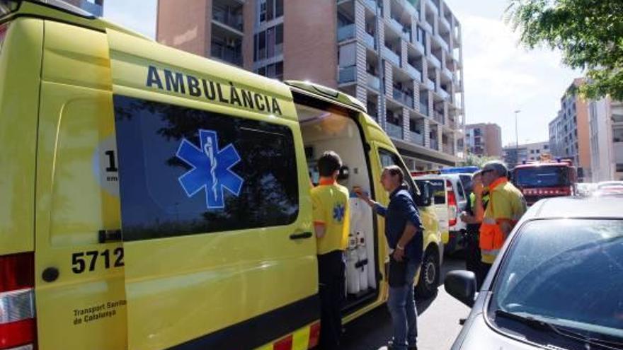 Imatge d&#039;arxiu de dos treballadors en una ambulància a Girona.