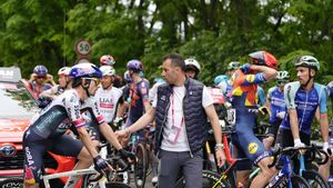 Vincenzo Nibali, embajador del Giro, charla con Primoz Roglic, con la etapa parada.