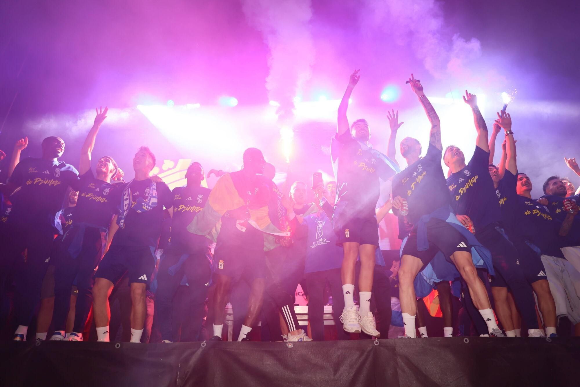Así se celebró el ascenso del Oviedo a Primera: la afición estalla en una noche histórica